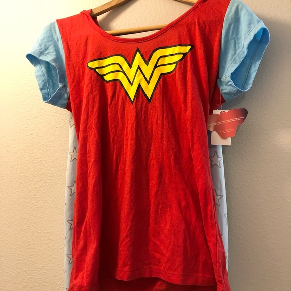 Bioworld Other - Wonder Woman short sleeve shirt with velcro detachable star cape.